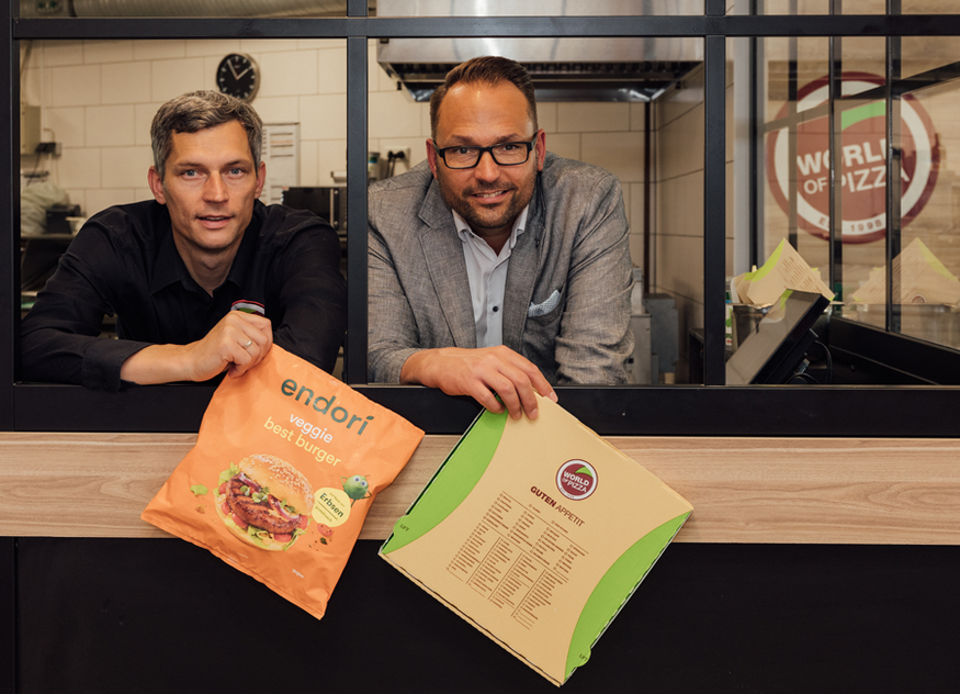 Sebastian Freiberg, Head of Foodservice DACH bei endori (links) und Torsten Kaldun, Gründer von World of Pizza, freuen sich über die gemeinsame Zusammenarbeit