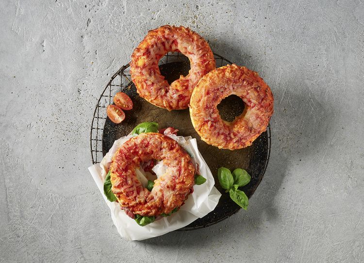 Der Pizza-Donut Margherita von Aryzta ist ohne Antauen nach sechs bis sieben Minuten im Ofen fertig gebacken