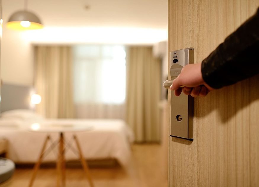 Hotelzimmer Tür geöffnet Zimmer Arm 